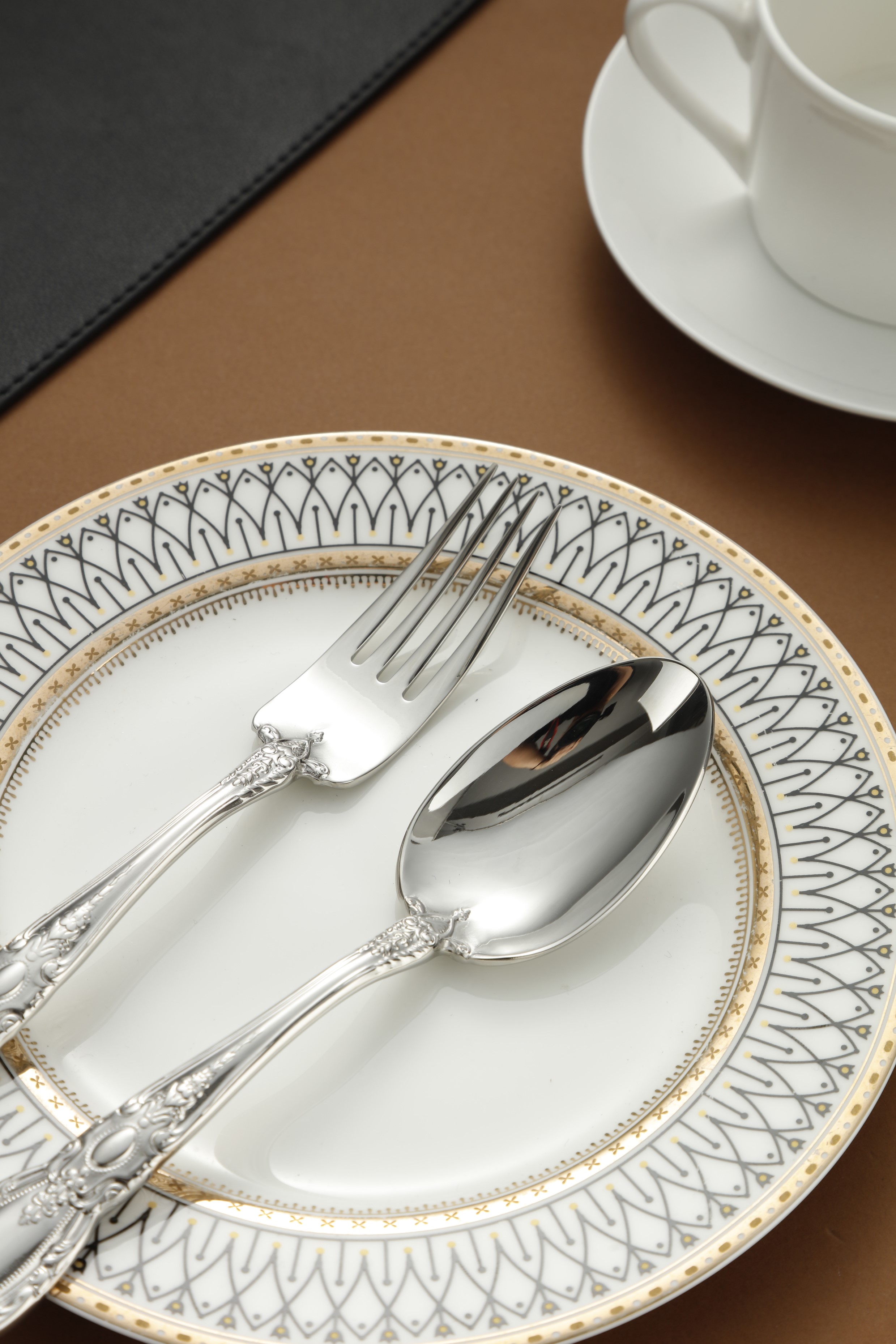 Royal Style Carved Handle Western Utensils Set 5