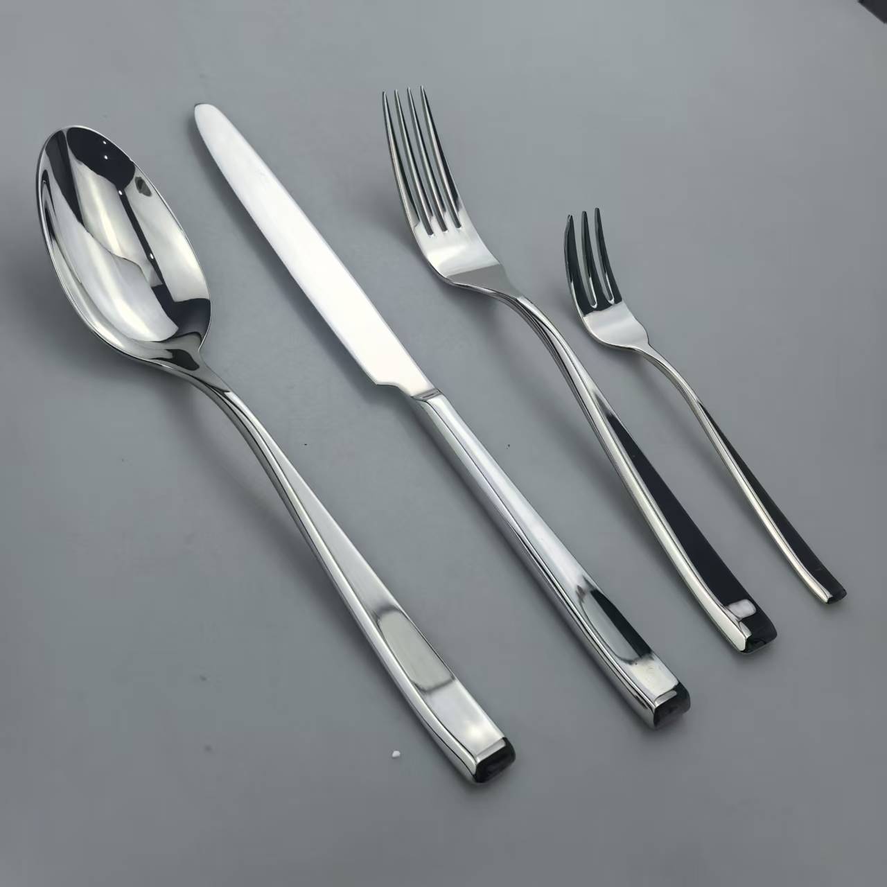 优雅方柄镜面不锈钢餐具套装 4