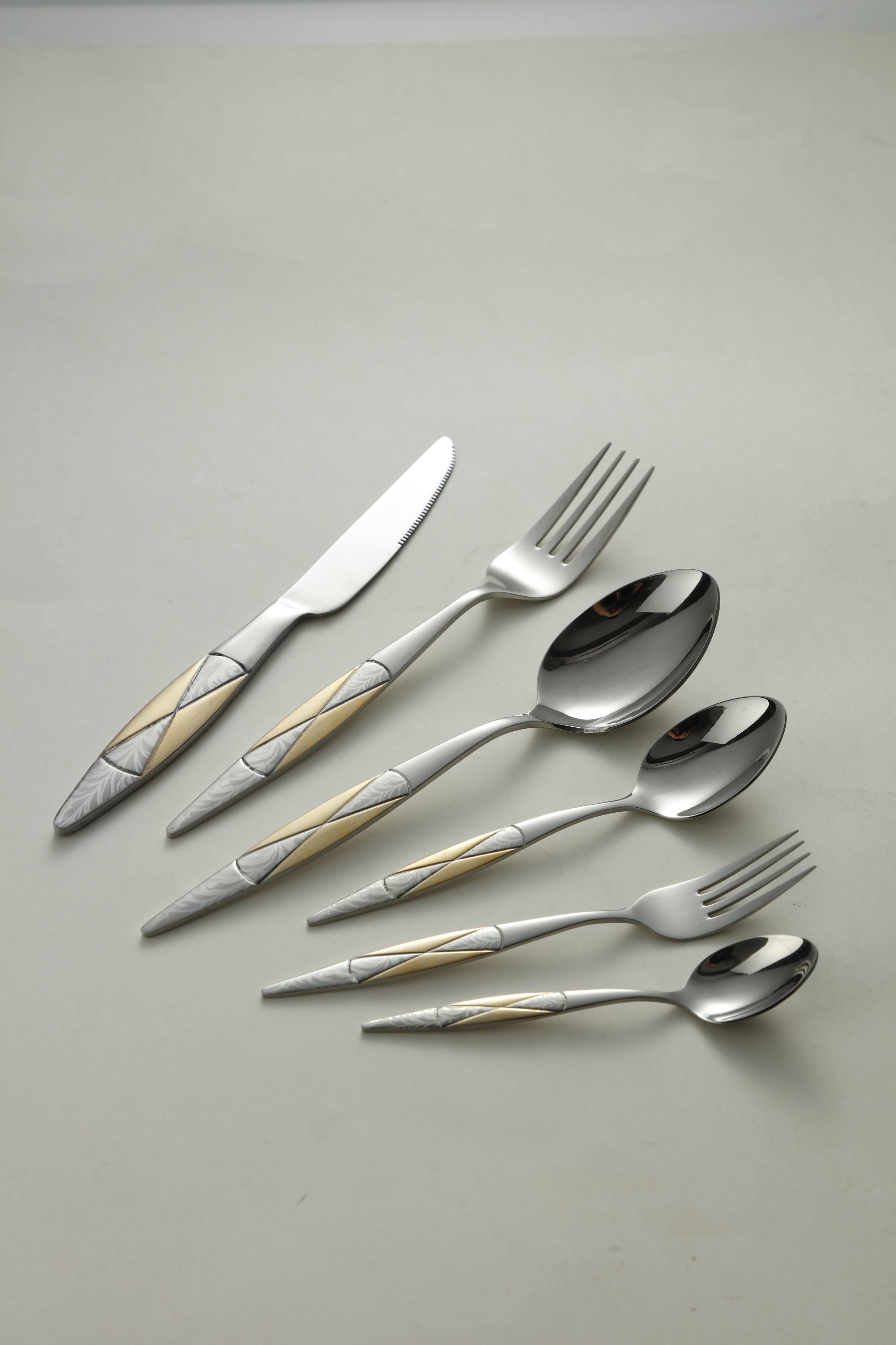 Elegant Two-Tone Geometric Silverware Cutlery Set 2