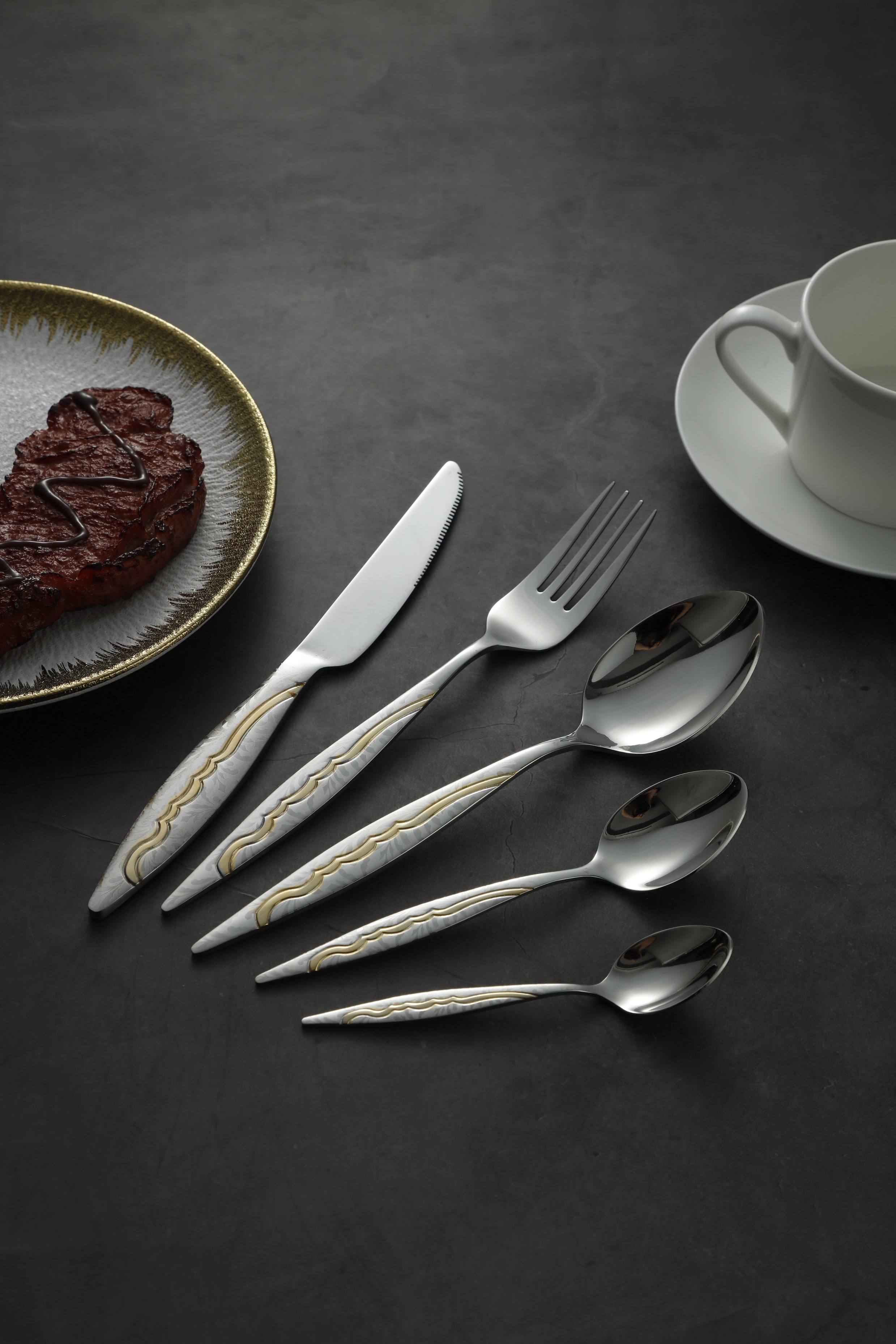 Elegant Wavy Gold-Trim Silverware Cutlery Set 3