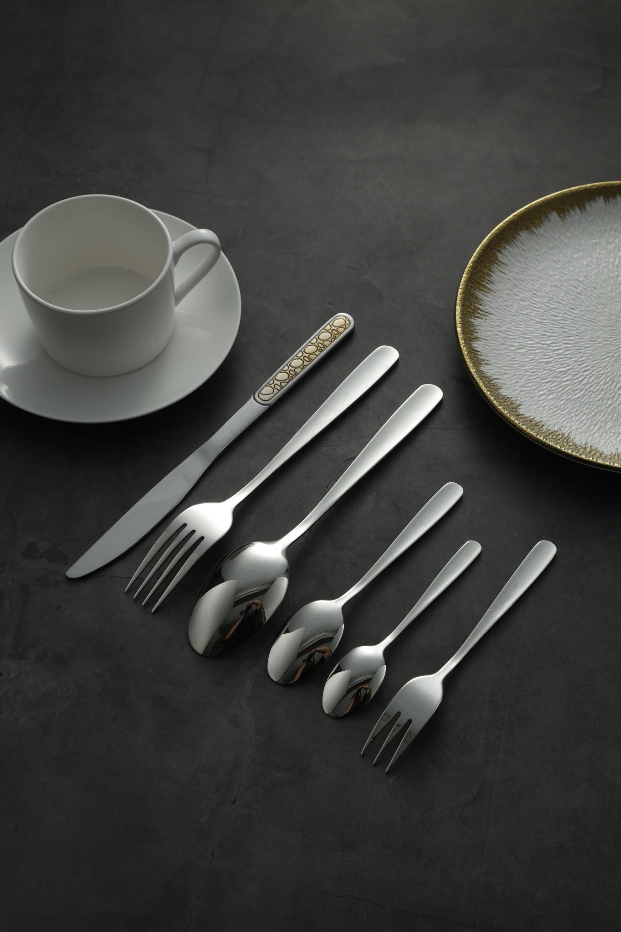Ornate Oval Pattern Gold-Trim Silverware Set 4