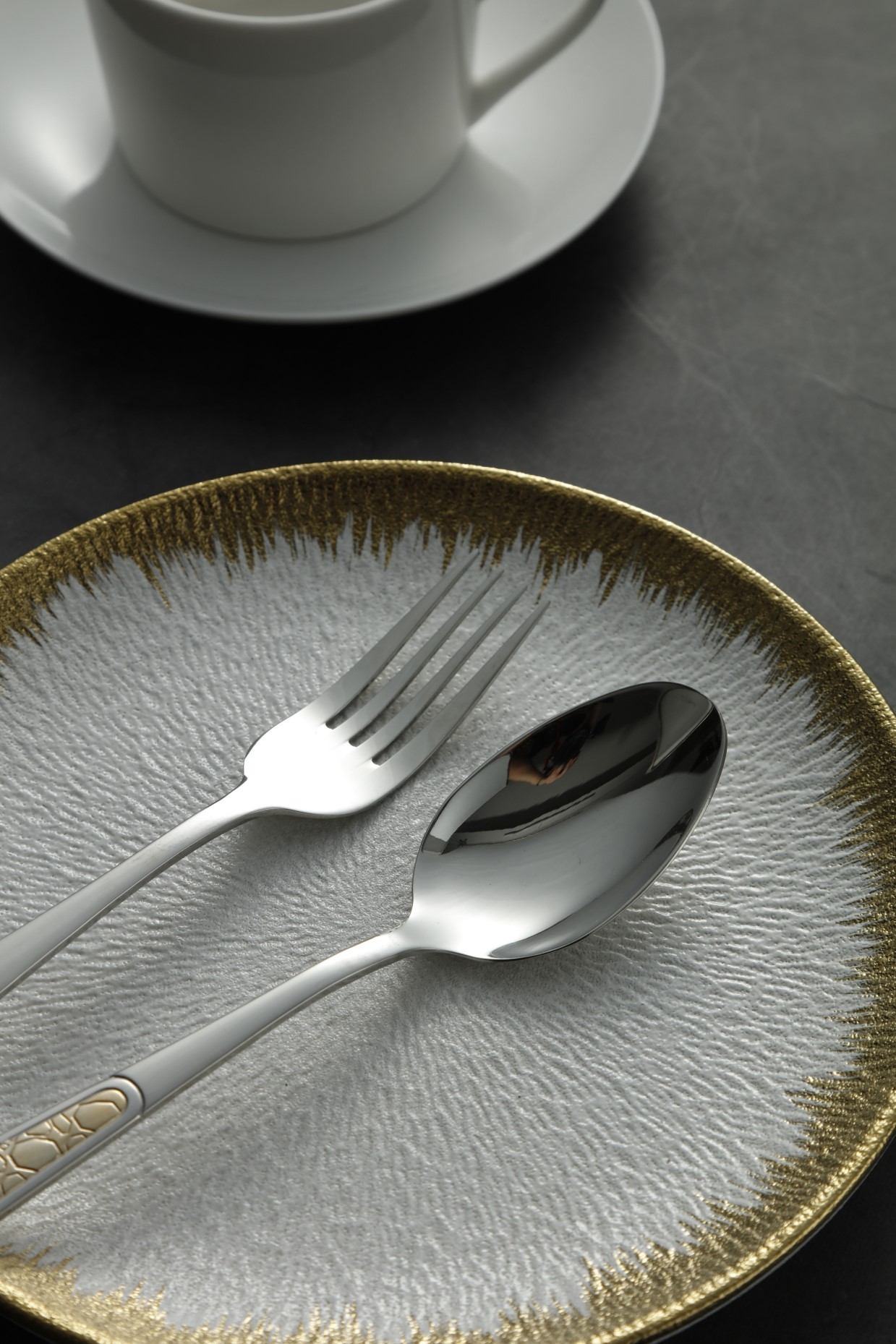 Ornate Oval Pattern Gold-Trim Silverware Set 5