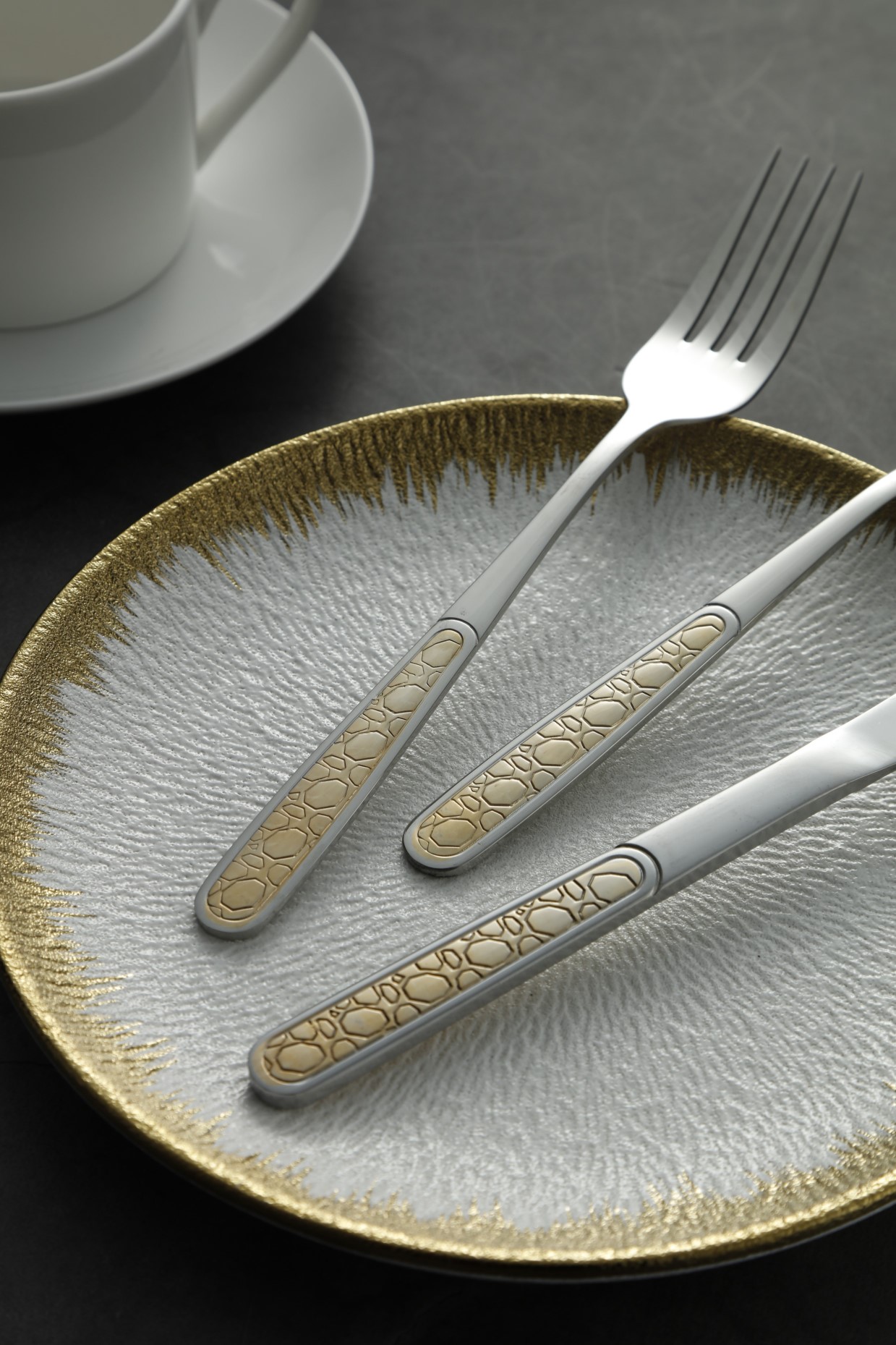Ornate Oval Pattern Gold-Trim Silverware Set 6