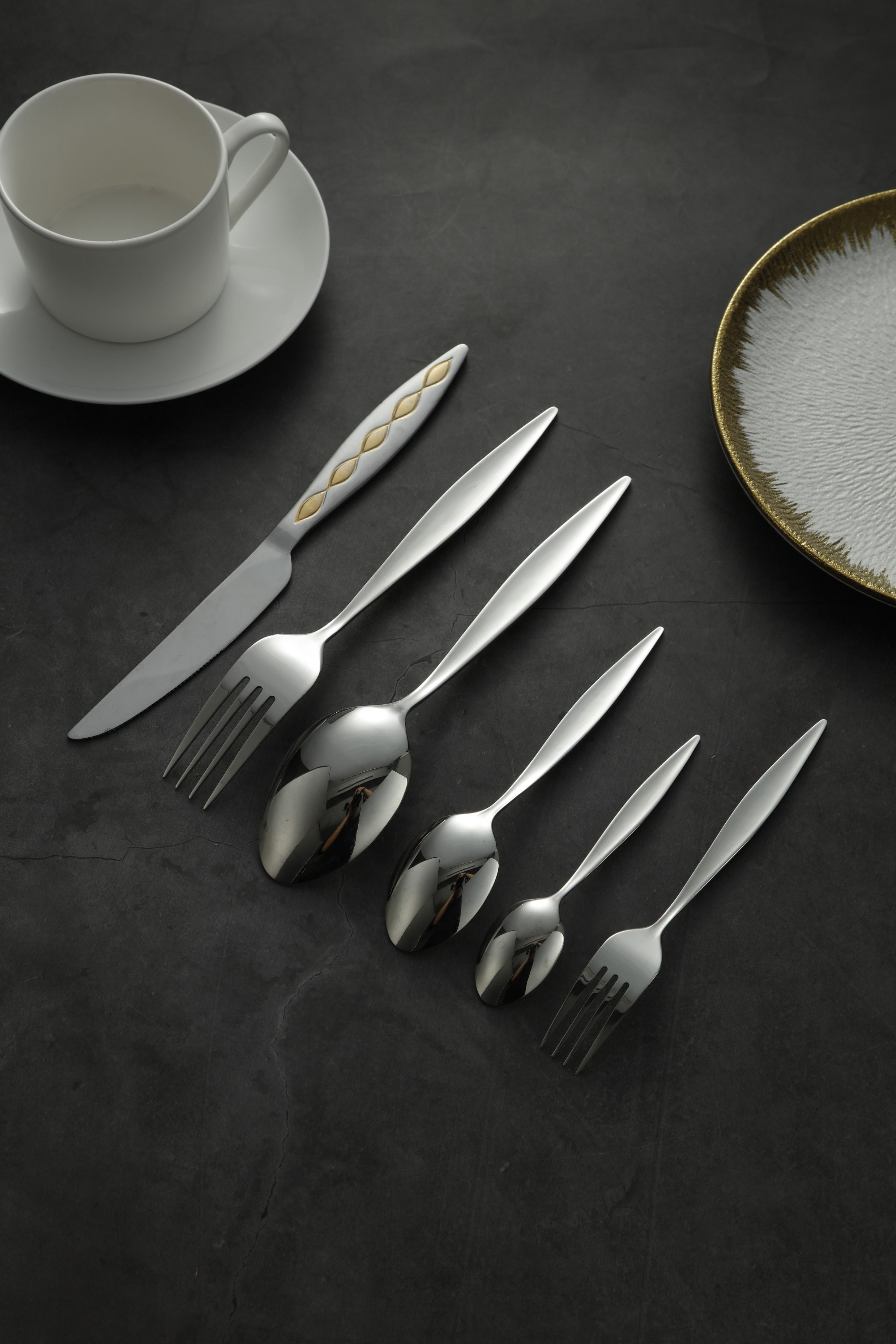 Linked Oval Gold-Trim Silverware Cutlery Set 4