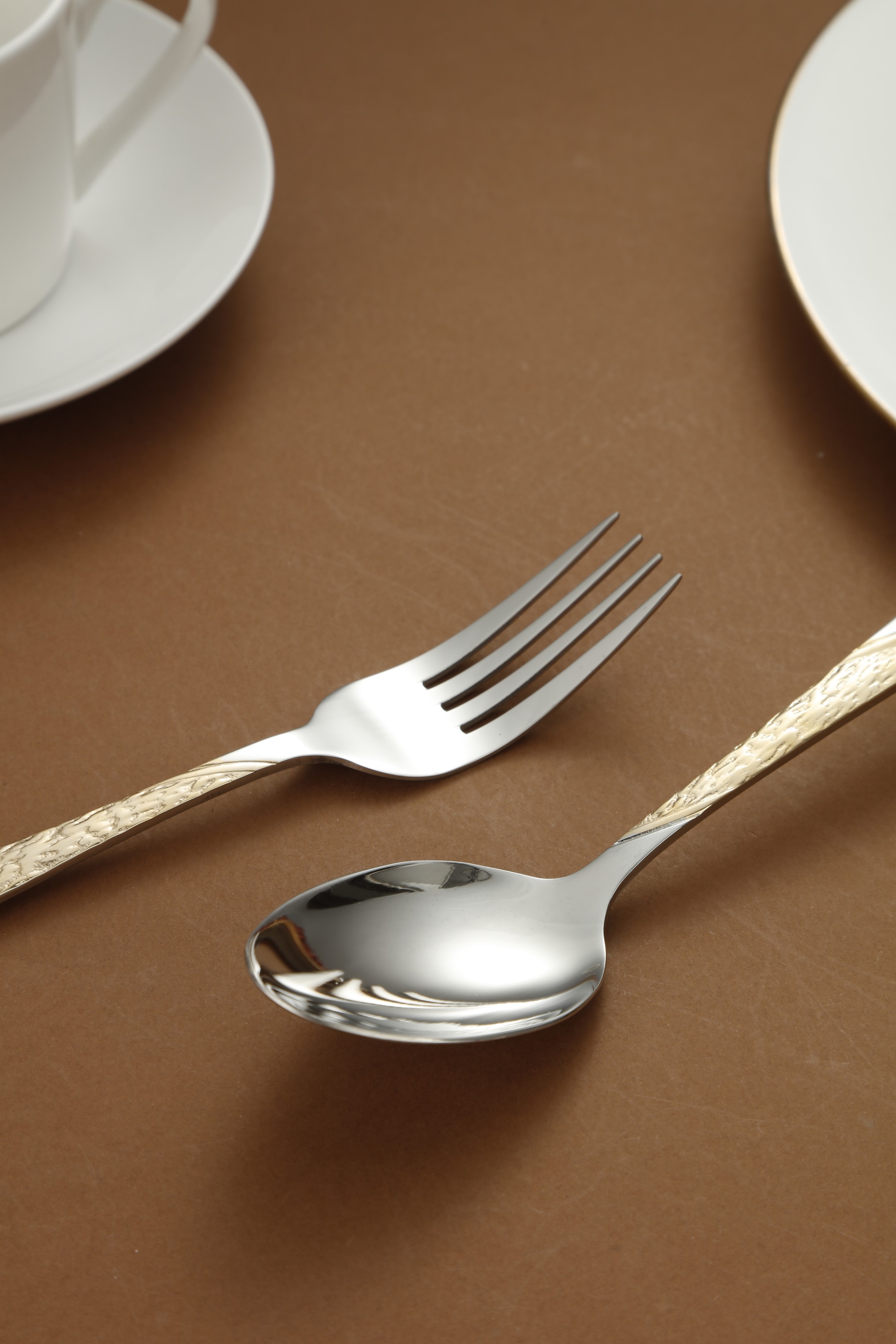 Diagonal Gold Embossed Stainless Steel Flatware Set 5