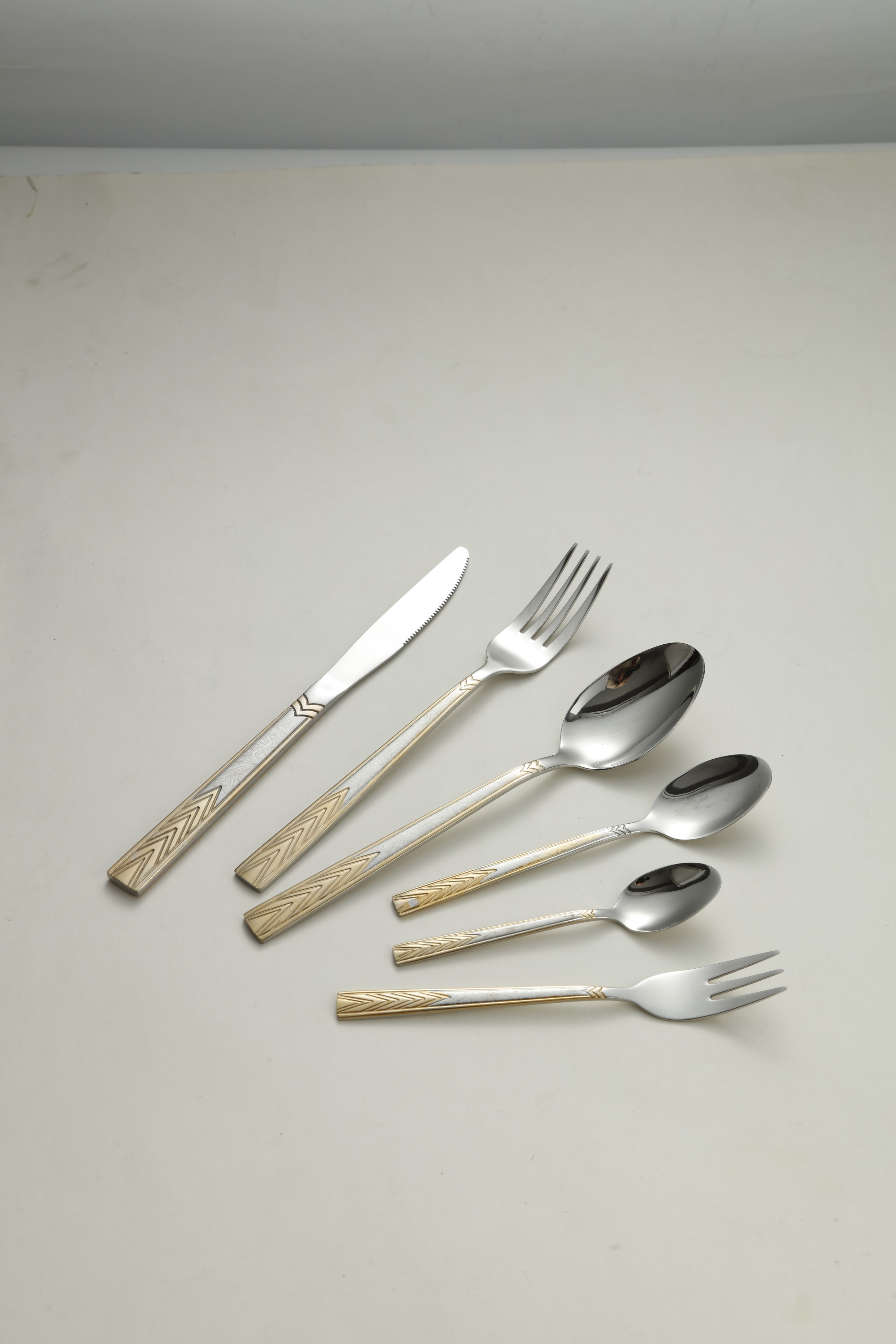 Chevron Pattern Gold Rim Stainless Steel Flatware Set 2