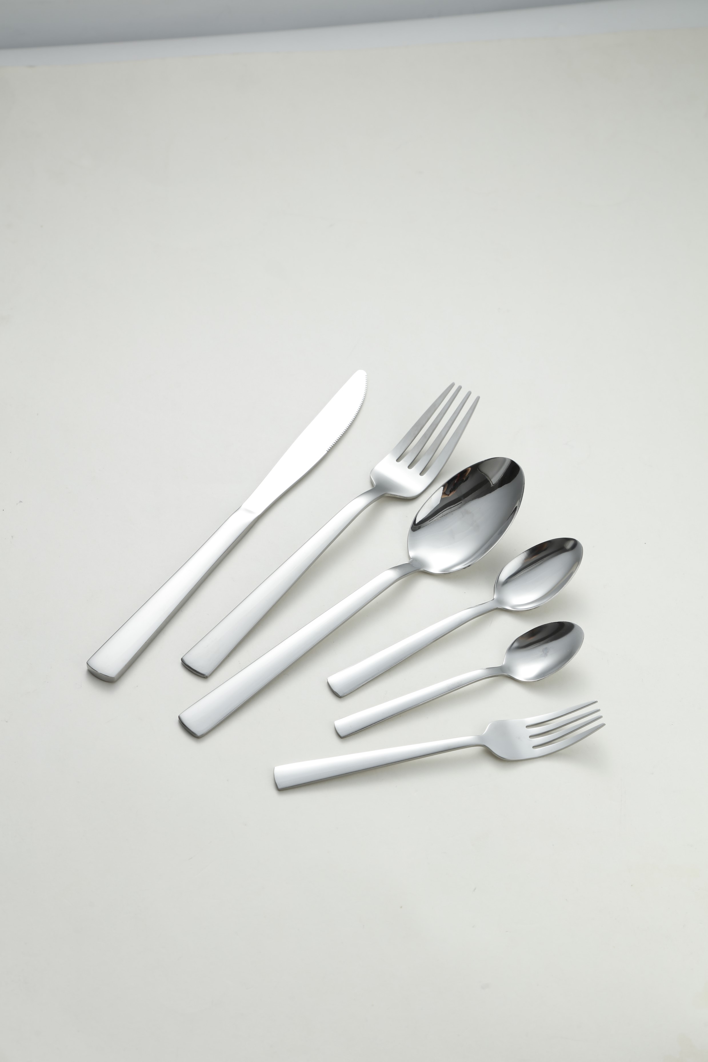 Plain Smooth Straight Handle Stainless Steel Flatware Set 2