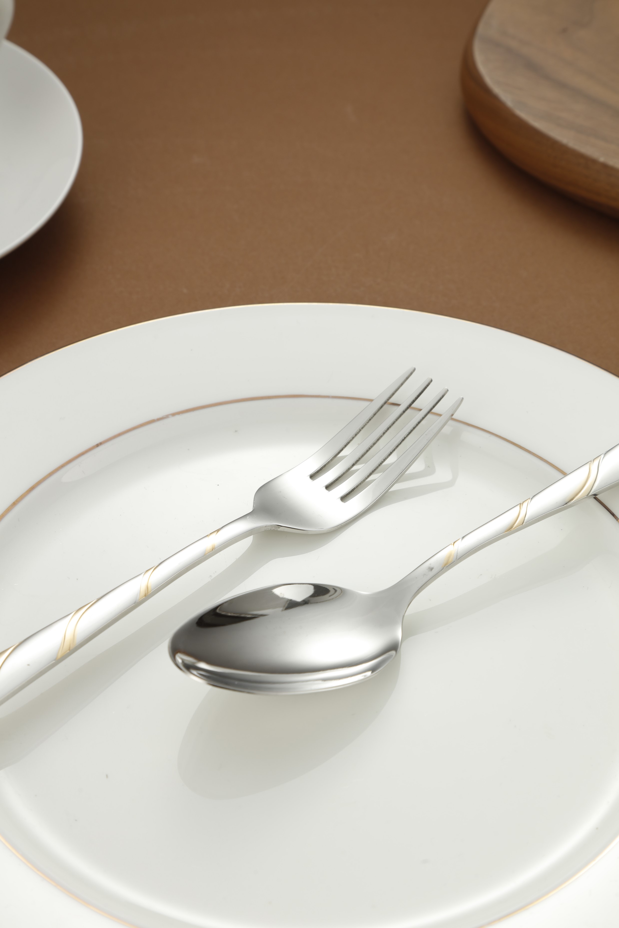 Gold Twisted Line Handle Stainless Steel Flatware Set 5